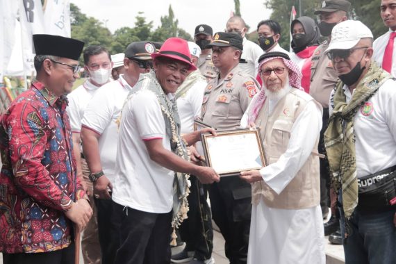 HUT PGRI ke-77, Bupati Subang anugerahi dr. Suleiman Omar S Qush sebagai Masyarakat Peduli Pendidikan Kab. Subang
