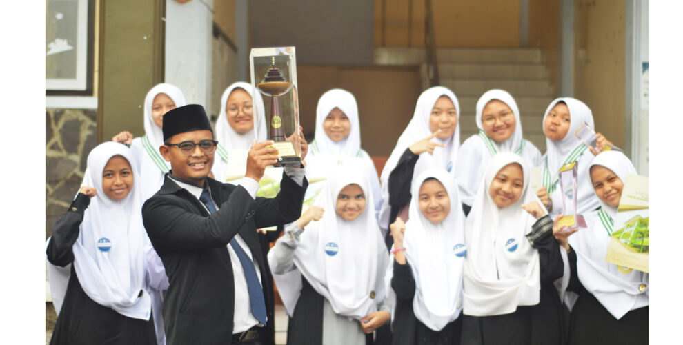 Foto Dokumentasi Ustadz Gigih Pamungkas (Kepala SMPIT As-Syifa Boarding School Jalancagak bersama peserta juara olimpiade Bahasa Inggris tahun 2022