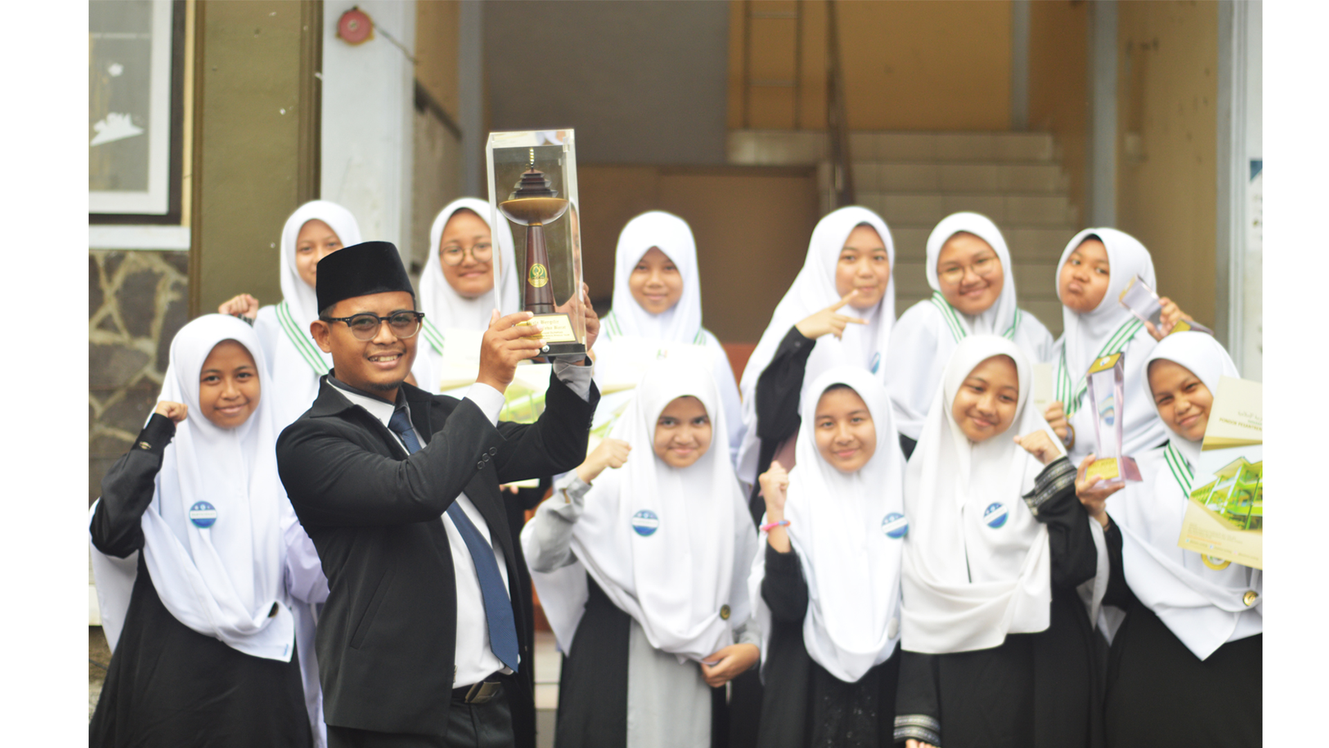 1 Foto Dokumentasi Ustadz Gigih Pamungkas (Kepala SMPIT As-Syifa Boarding School Jalancagak bersama peserta juara olimpiade Bahasa Inggris tahun 2022