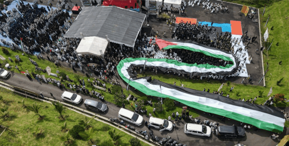 Santri As-Syifa Gelar Aksi Solidaritas dengan Bendera Palestina Sepanjang 100 Meter 1 100 Meter Bendera 1 scaled