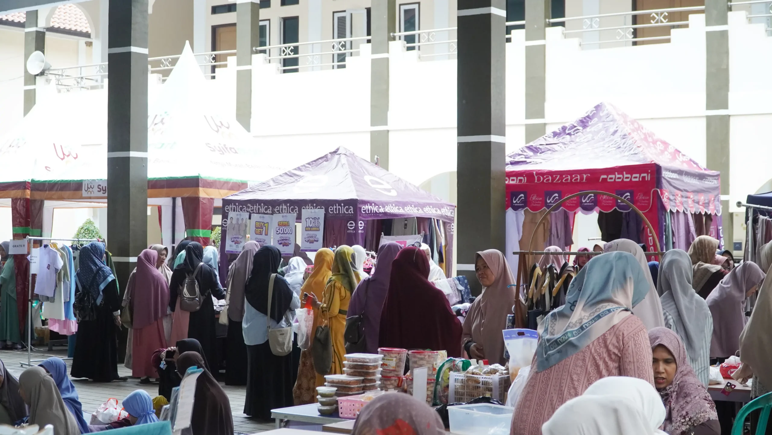Bangun Spiritualitas dan Kepedulian, Pesantren Ummahat ke-22 Semarakkan Ramadan 4 Bazar Ramadan yang menyediakan berbagai kebutuhan muslimah dan keluarga