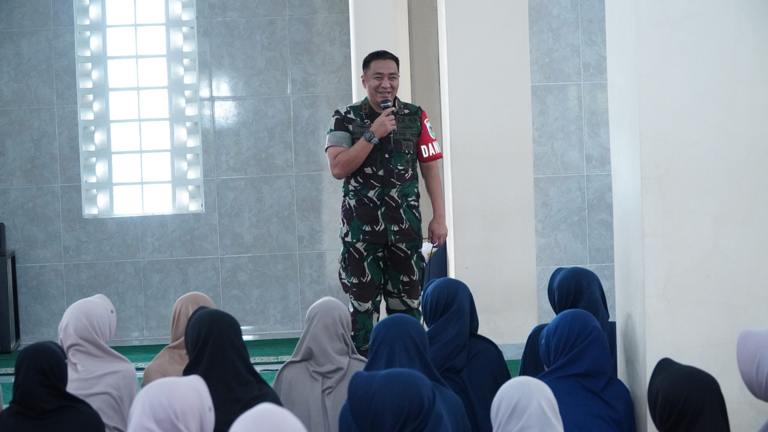 Belajar Mendengar dan Menghargai, Pesan Dandim 0605/Subang Saat Beri Pembekalan Mental 1 Dandim mengajak para santriwati untuk mensyukuri kesempatan belajar di lingkungan As-Syifa