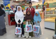 Muharram Fest 1448 H Jadi Ruang Belajar Empati, Santri Assyifa Dampingi Belanja Bareng Anak Yatim