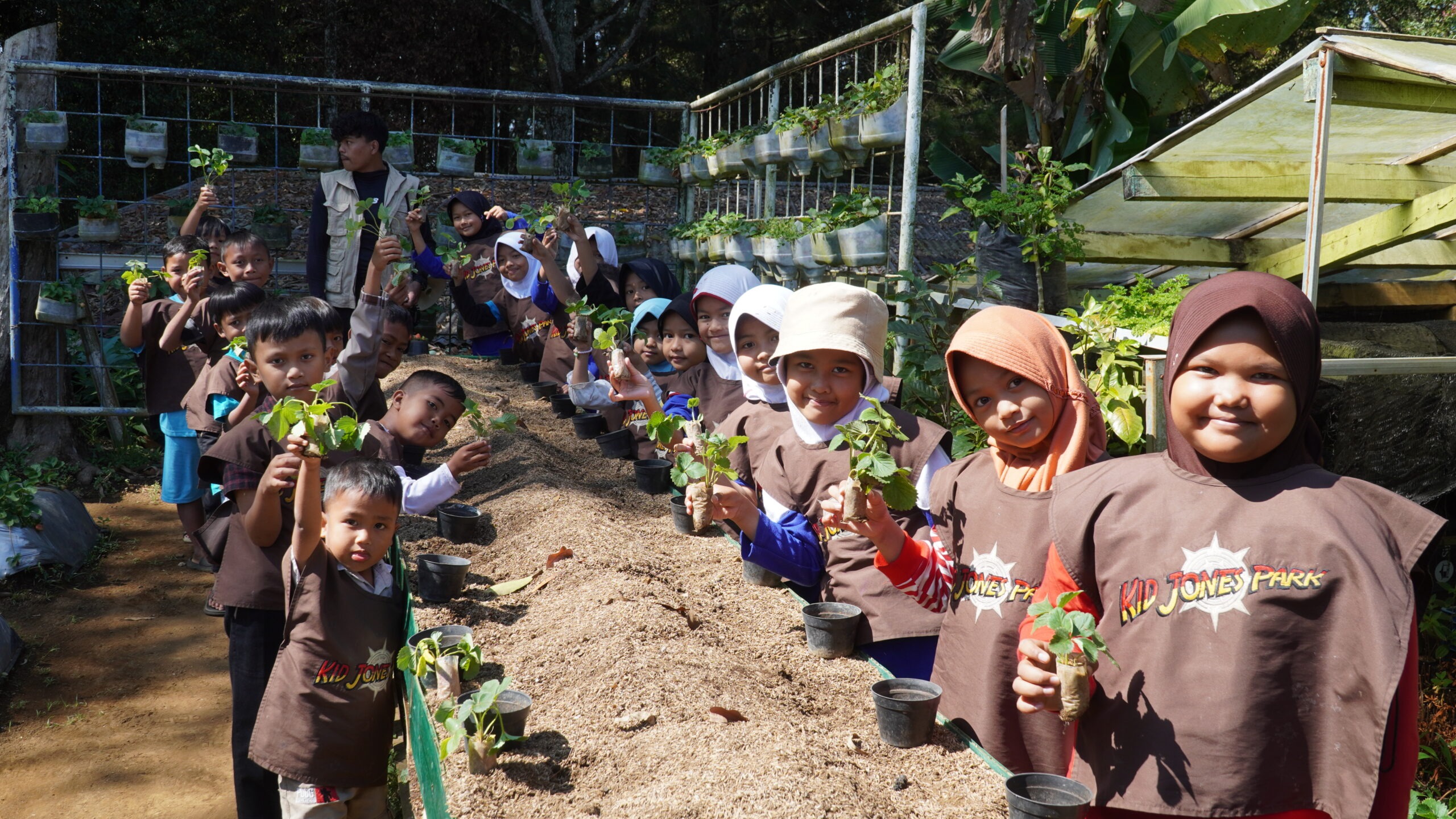 Muharram Fest 1448 H: Assyifa Peduli Ajak 100 Anak Yatim Berpetualang ke Sindang Reret Lembang 3 HMD07033 scaled